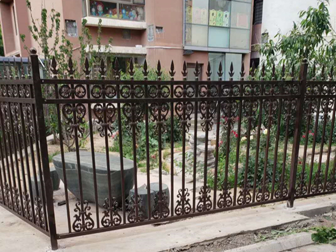 西宁铁艺护栏安装的方法